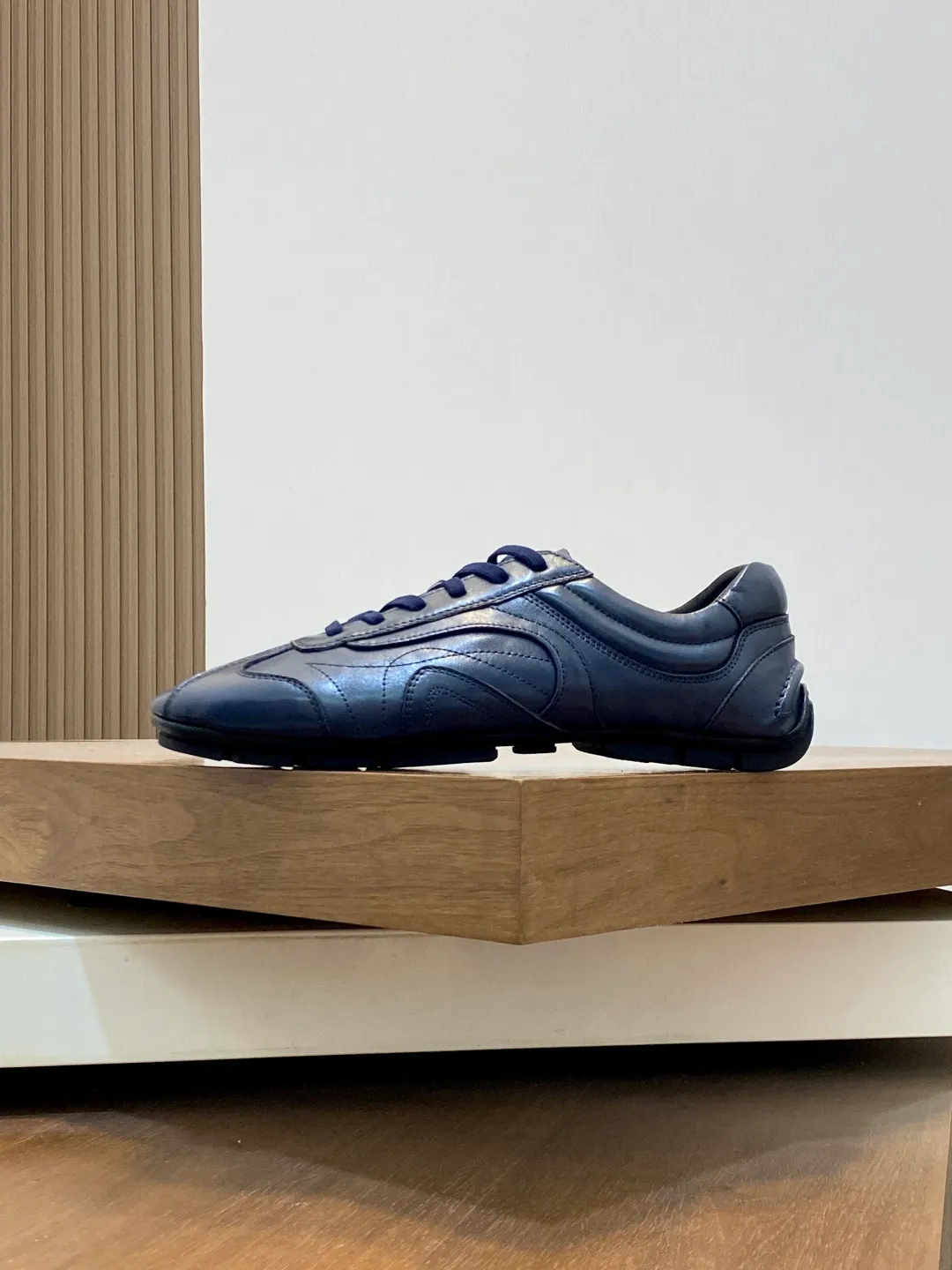Men's Men's Shoes 💰800 Prada/Prada Men's Leather Casual Sports Shoes, a hot product made in Guangzhou! Made of imported calfskin splicing upper, three-dimensional geometric segmentation, precision manufacturing, uniform stitching, leather texture at a glance, multi-color splicing, fashionable and generous, soft, comfortable and breathable, decorated with PRADA letter logo on the outside, classic letter logo on the tongue, fabric strap on the heel, P family's classic sports shoe type, with fabric lining, silver logo cowhide foot pads, and P family's exclusive rubber outsole. The details are carefully crafted, making it a versatile item for travel! Comes with original box and dust bag! Multiple colors available! Size: 39-40-41-42-43-44 standard leather shoe size (38, 45 customized ¥)
